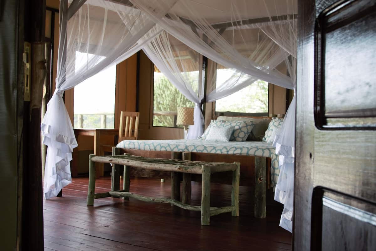 1 bedroom, premium bedding, desk, WiFi