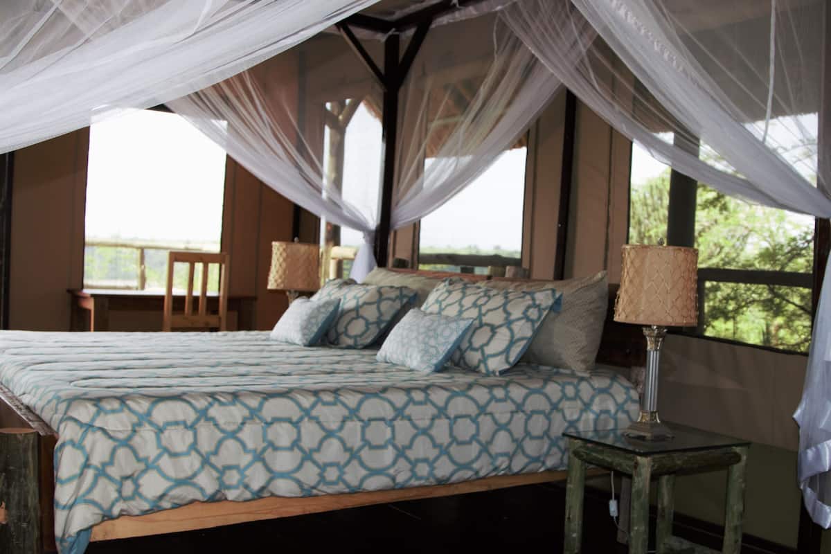 1 bedroom, premium bedding, desk, WiFi