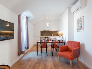 Superior One-Bedroom Apartment | Vardagsrum | 43-tums platt-tv med kabelkanaler och tv