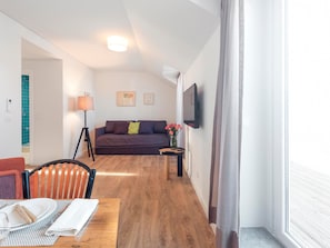 Apartament superior | Sala d'estar | Televisor de pantalla plana de 43 polzades amb canals per cable 