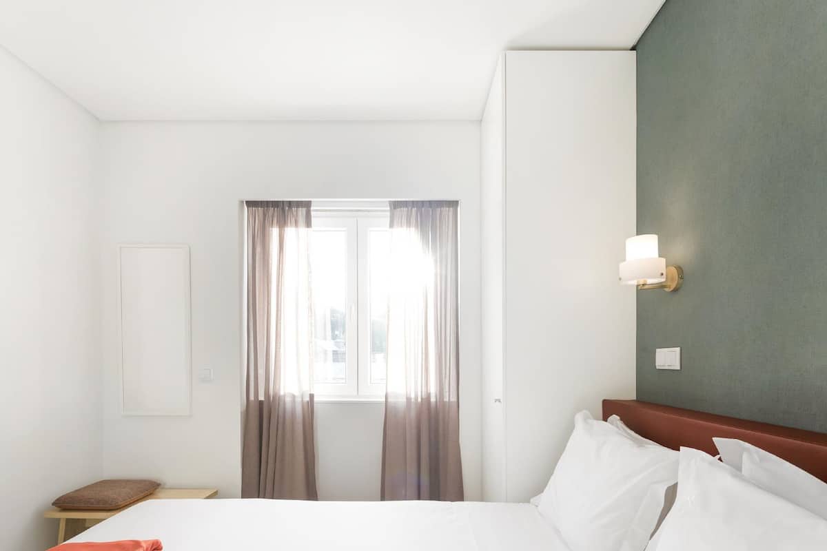 Ropa de cama de alta calidad, colchones viscoelásticos, minibar