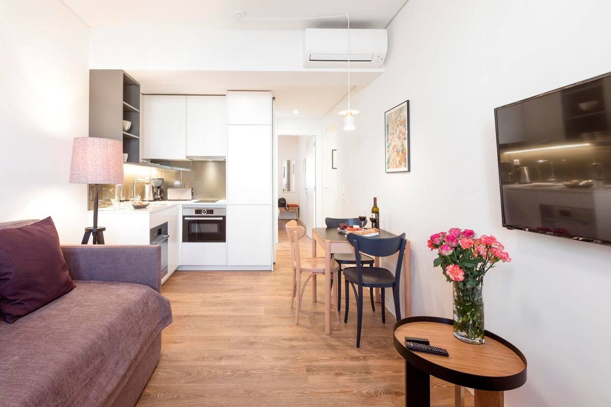 Un apartamento moderno con cocina, comedor y sala de estar.