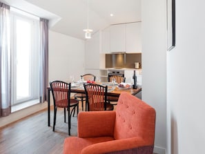 Apartament superior | Sala d'estar | Televisor de pantalla plana de 43 polzades amb canals per cable 