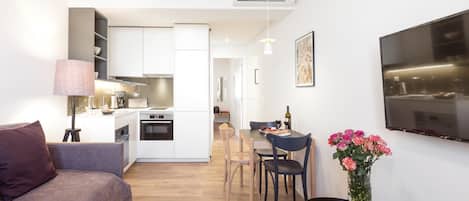 Premium bedding, in-room safe, individually decorated