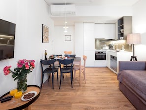 Apartament | Cuina privada | Frigorífic petit, microones, forn i placa de cuina 