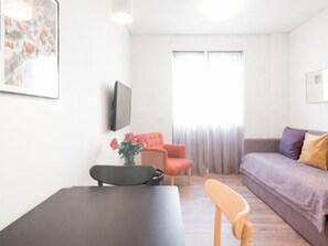 One-Bedroom Apartment | Oppholdsområde | En 43-tommers Flatskjerm-TV med kabel-kanaler samt TV