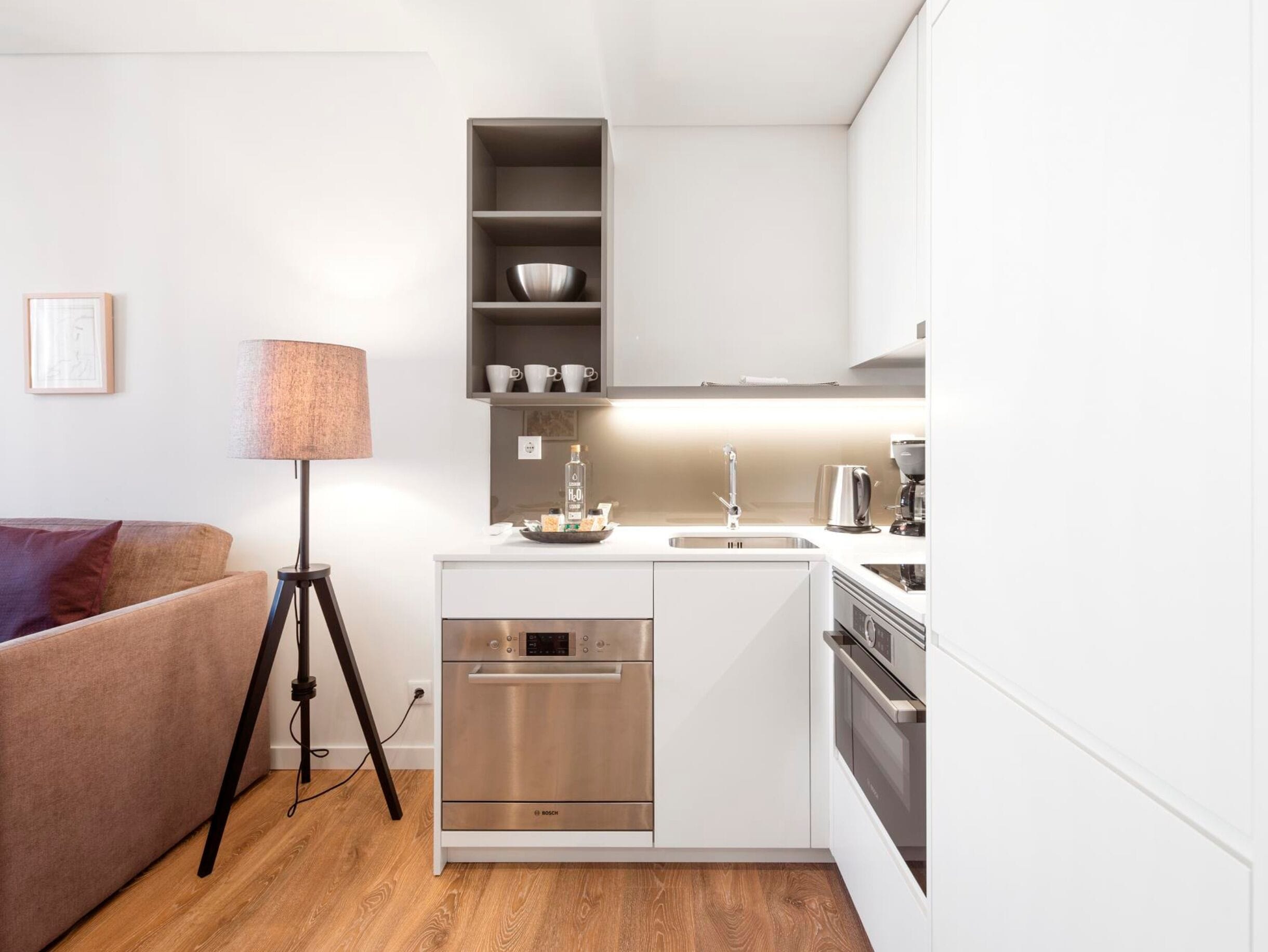 One-Bedroom Apartment | Privékeuken | Een mini-koelkast, een magnetron, een oven, een kookplaat