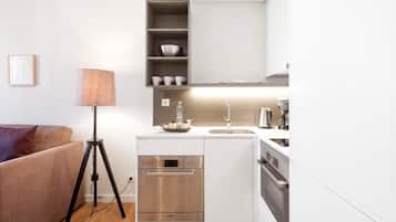 One-Bedroom Apartment | Privékeuken | Een mini-koelkast, een magnetron, een oven, een kookplaat