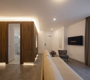 Studio Premium | Seprai premium, brankas, kedap suara, dan setrika/meja setrika