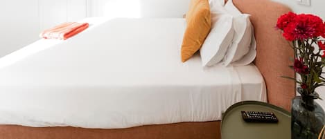 Studio | Luxe beddengoed, bedden met traagschuimmatrassen, een minibar