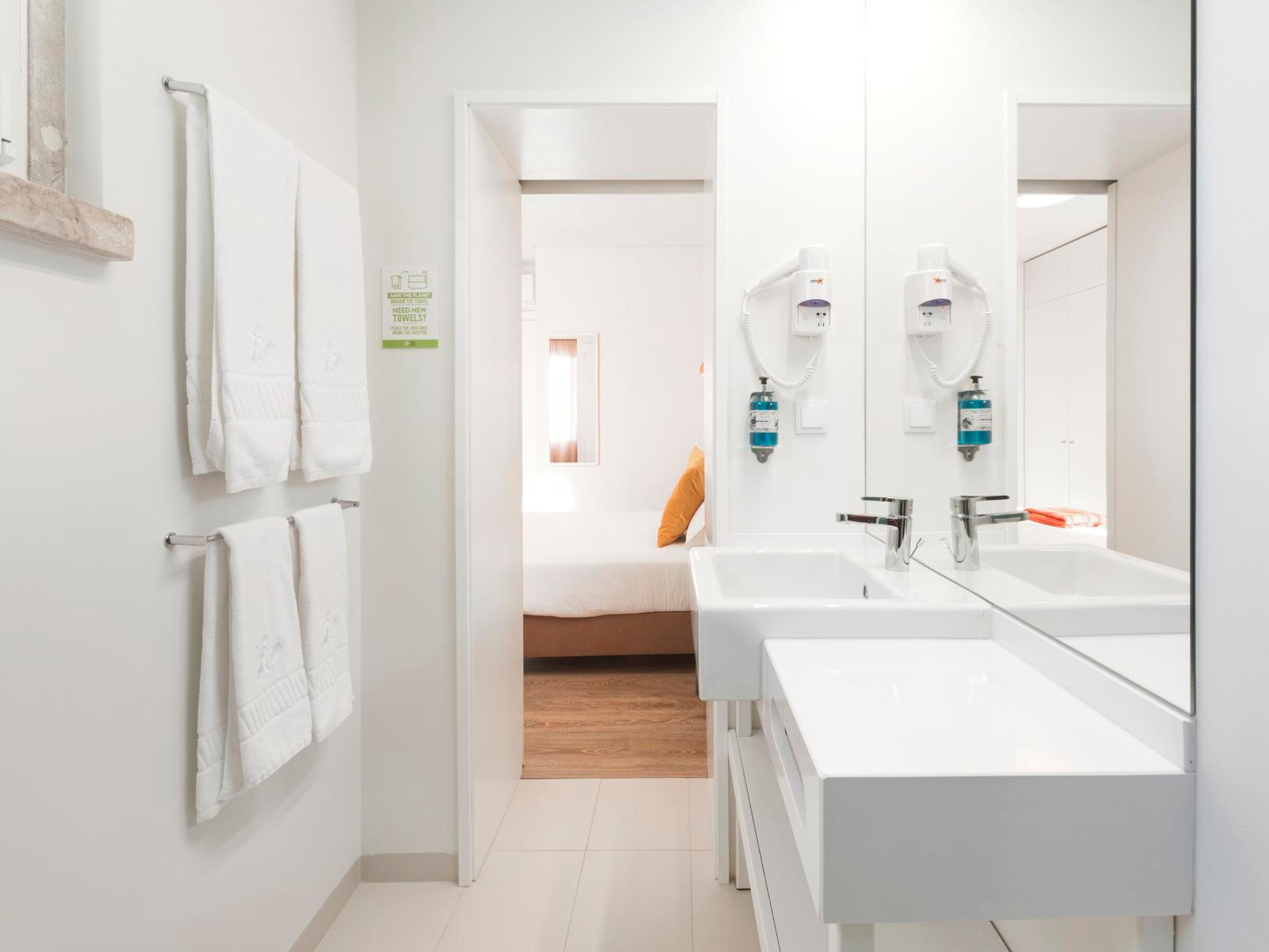 Studio | Badezimmer | Dusche, umweltfreundliche Kosmetikartikel, Haartrockner, Handtücher