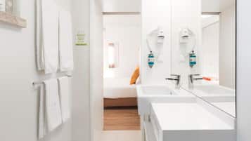 Studio | Bathroom | Shower, eco-friendly toiletries, hair dryer, towels