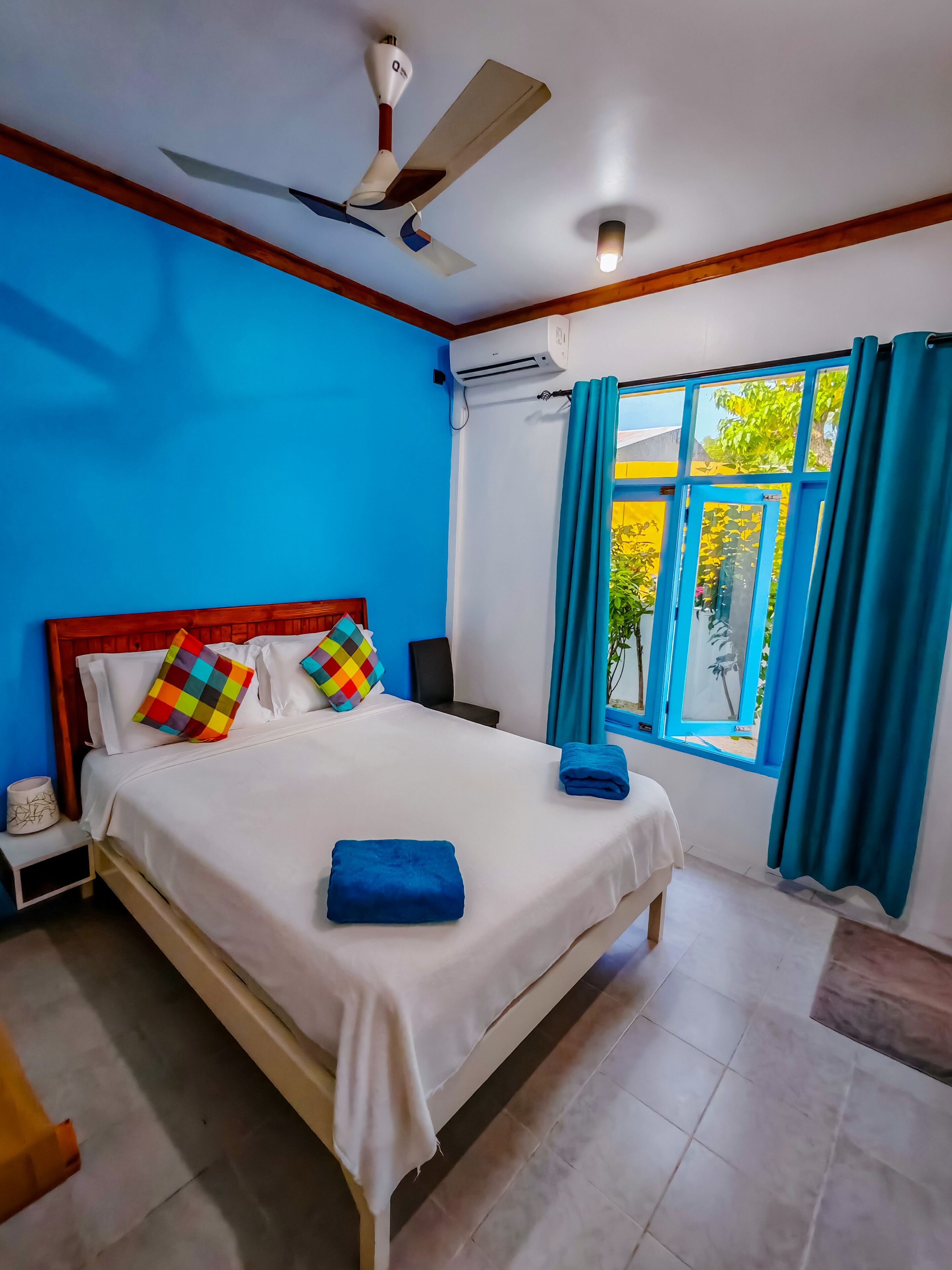 高档床上用品、客房内保险箱、办公桌、笔记本电脑工作区