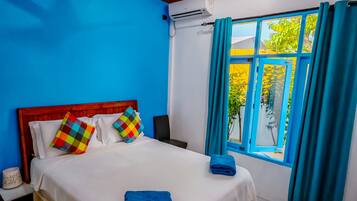 Peralatan tempat tidur premium, peti besi dalam bilik, meja