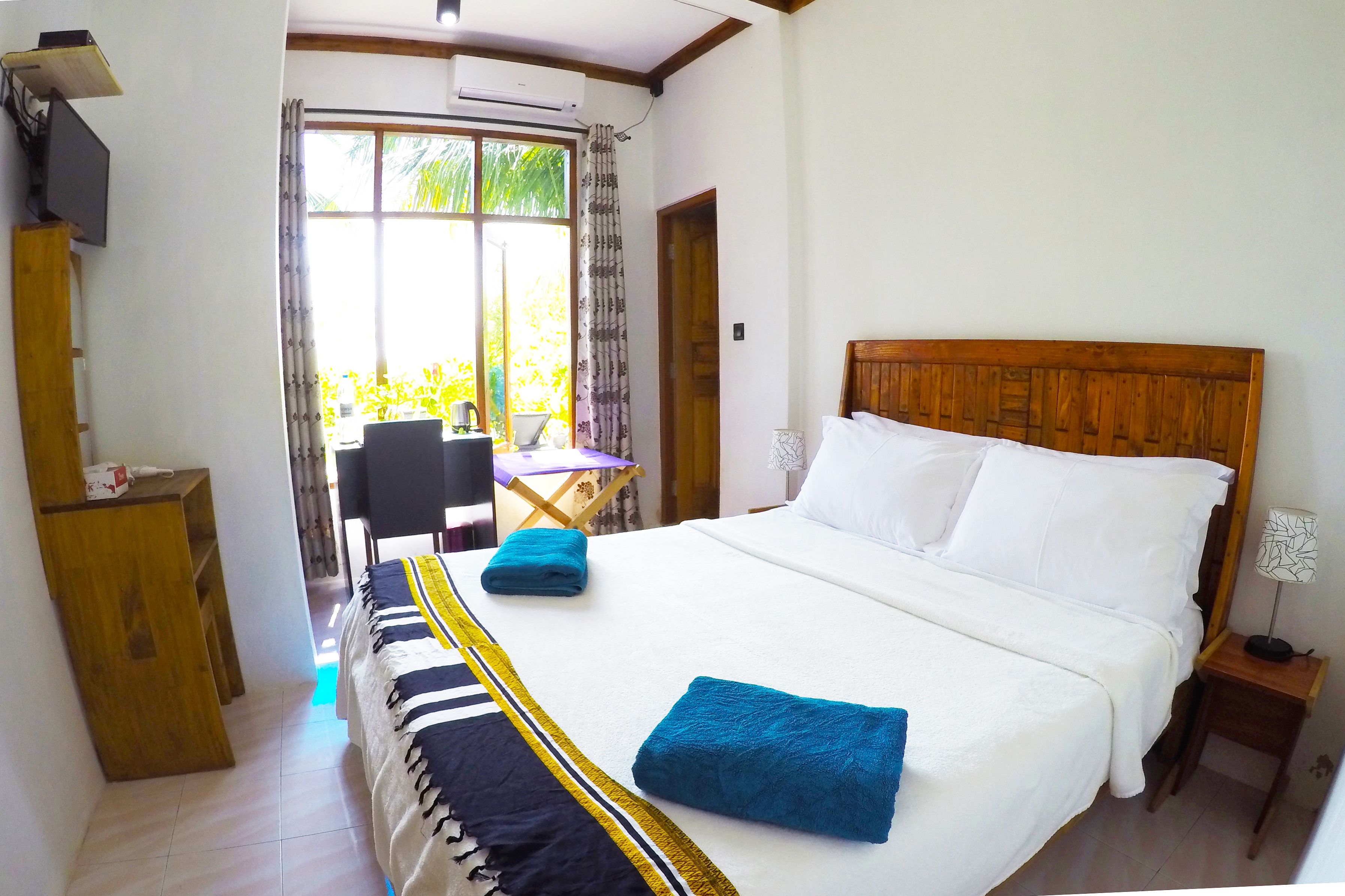 Double Room Beach Front Sea View | Biancheria da letto di alta qualità, una cassaforte in camera