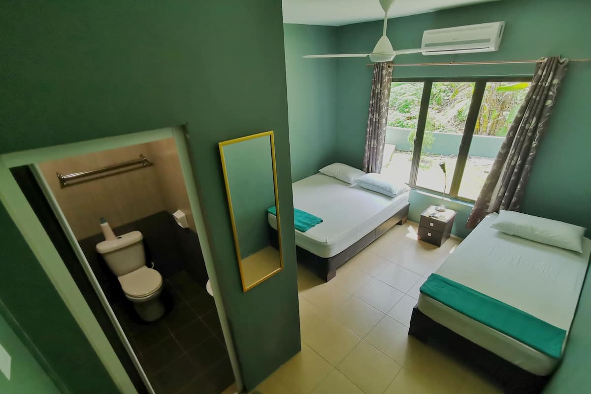 Habitación triple, baño privado (External) | Tabla de planchar con plancha, wifi gratis y ropa de cama 