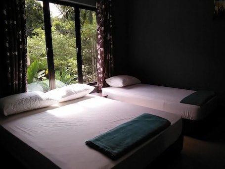 Tabla de planchar con plancha, wifi gratis y ropa de cama . Green Peace Sungai Lembing