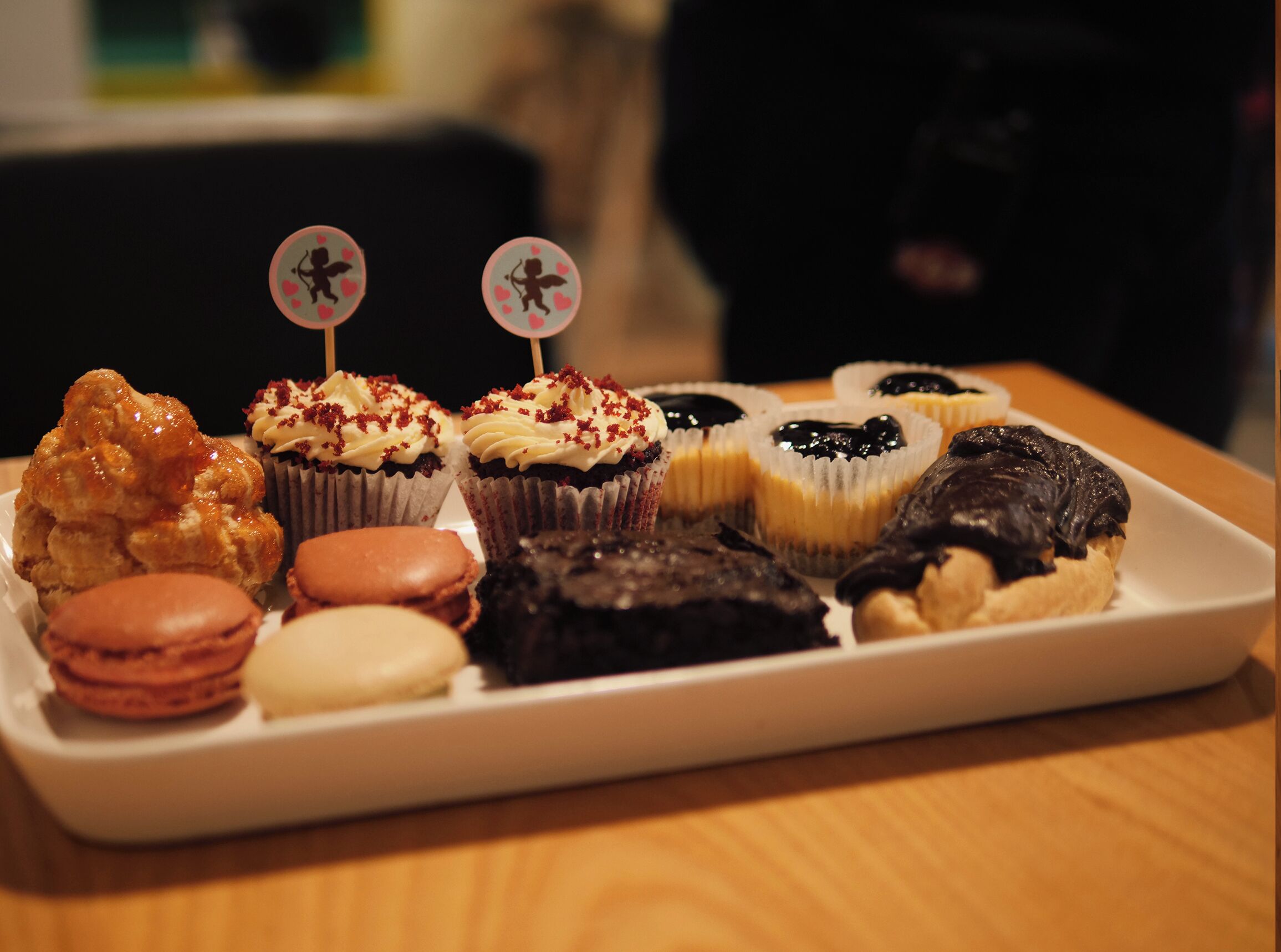 Une variété de desserts présentés sur une assiette rectangulaire blanche.