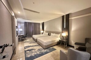 Kamar Deluks, 2 Tempat Tidur Queen, Bebas Asap Rokok | Minibar, brankas, meja kerja, dan ruang kerja ramah laptop