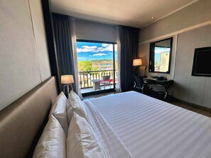 Deluxe Room, 1 King Bed, Non Smoking