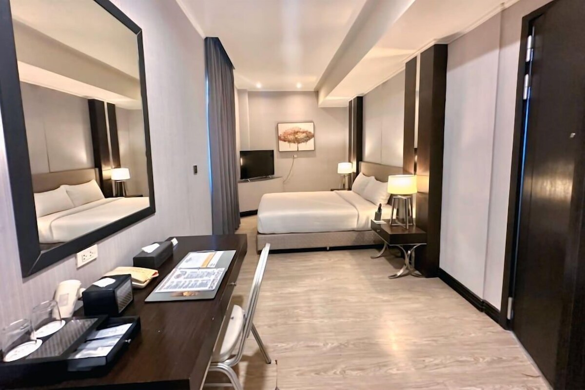 Minibar, caja de seguridad en la habitación y escritorio 