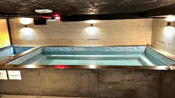 Indoor spa tub