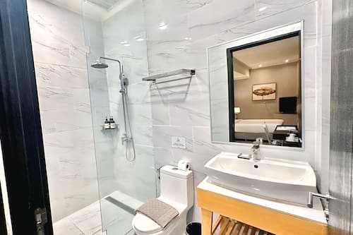 Standard Room, 1 Queen Bed | Bathroom | Separate bathtub and shower, rainfall showerhead, free toiletries