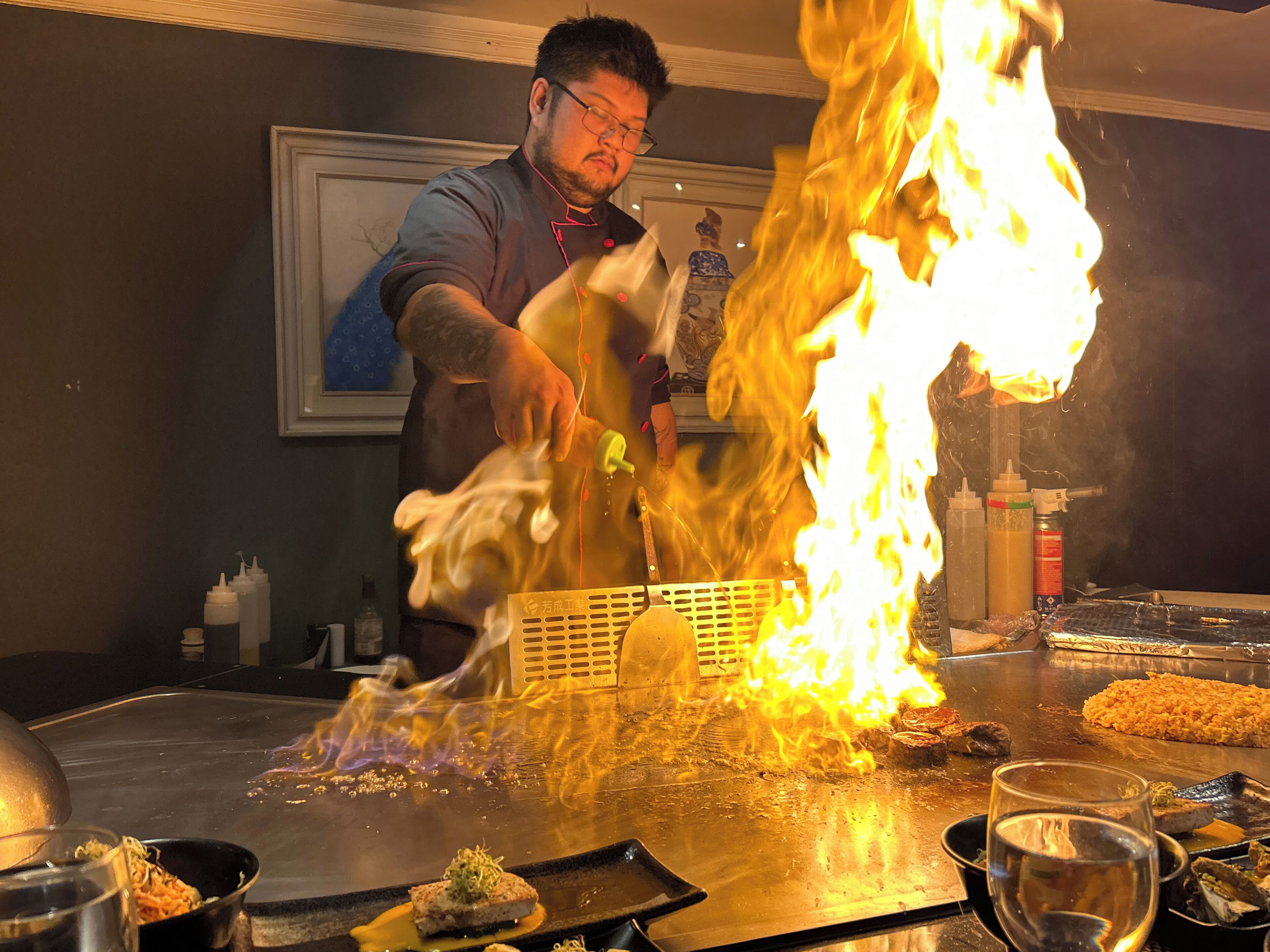 2 间餐厅，供应早餐、午餐和晚餐，亚洲菜