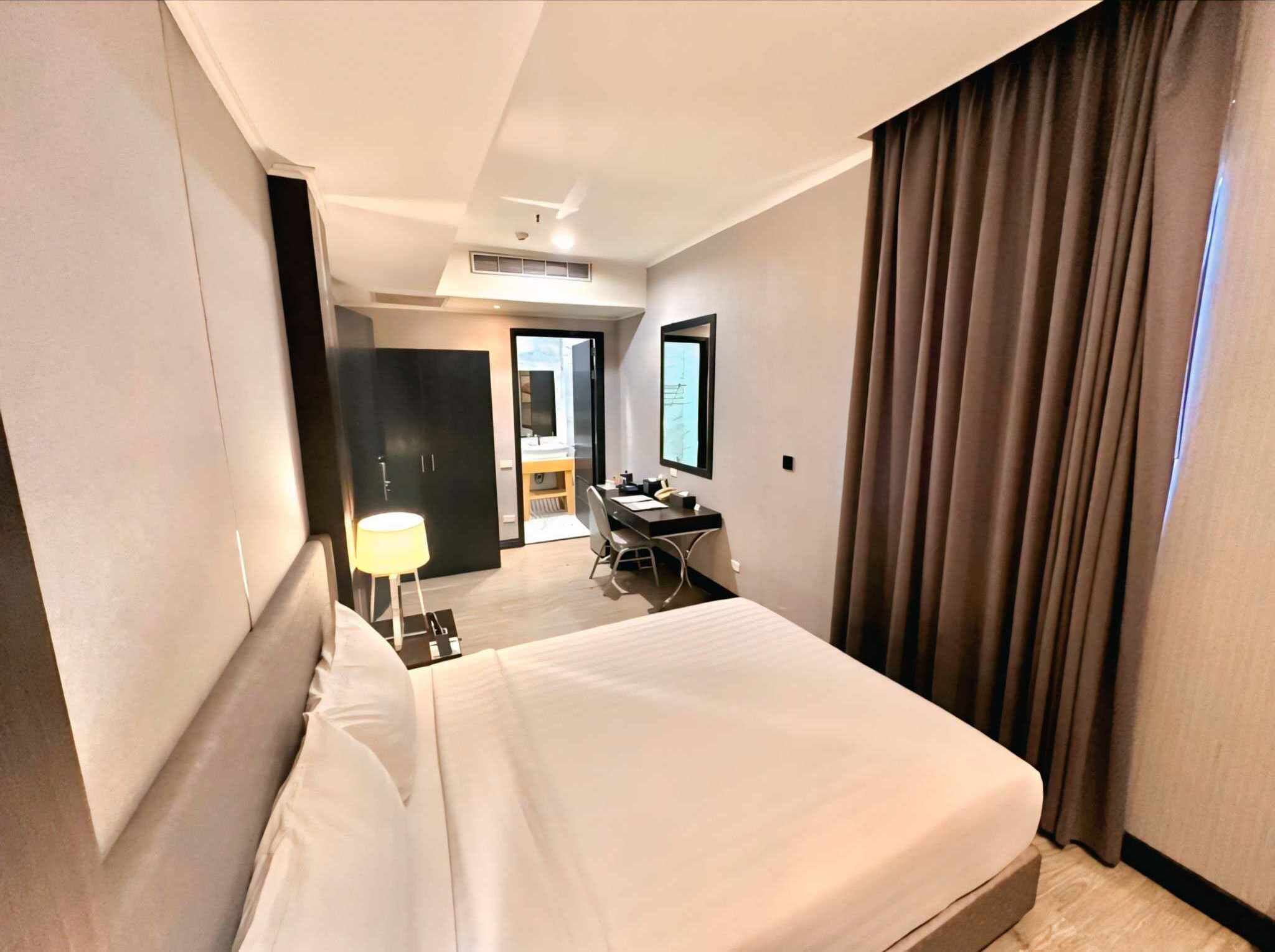 Standard Room, 1 Queen Bed | Minibar, in-room safe, desk, laptop workspace