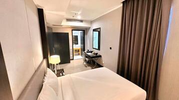 Standard Room, 1 Queen Bed | Minibar, in-room safe, desk, laptop workspace