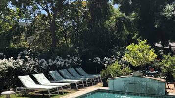 Piscina externa, guarda-sóis, espreguiçadeiras