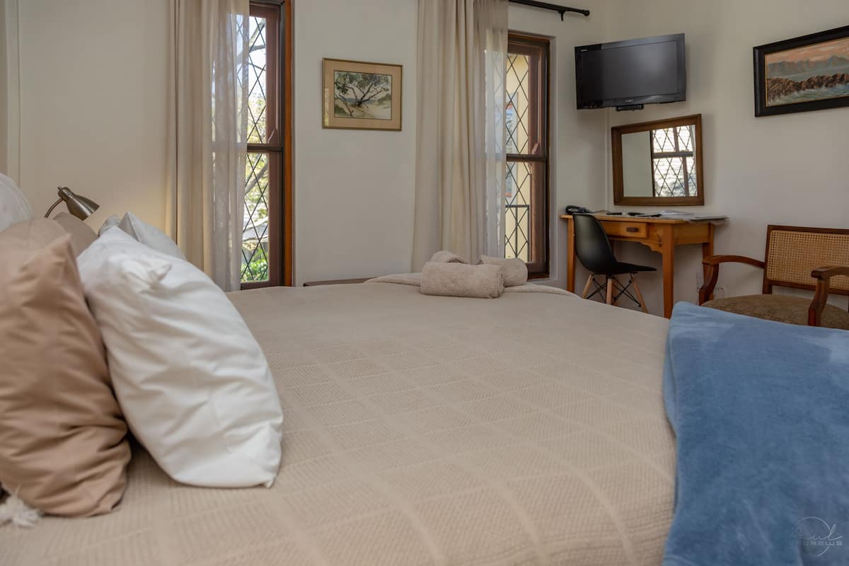 Queen Room First Floor  | 8 多间卧室、高档床上用品、泰普尔床垫、迷你吧