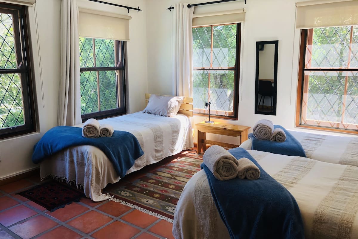 Triple Room First Floor  | 8 多间卧室、高档床上用品、泰普尔床垫、迷你吧