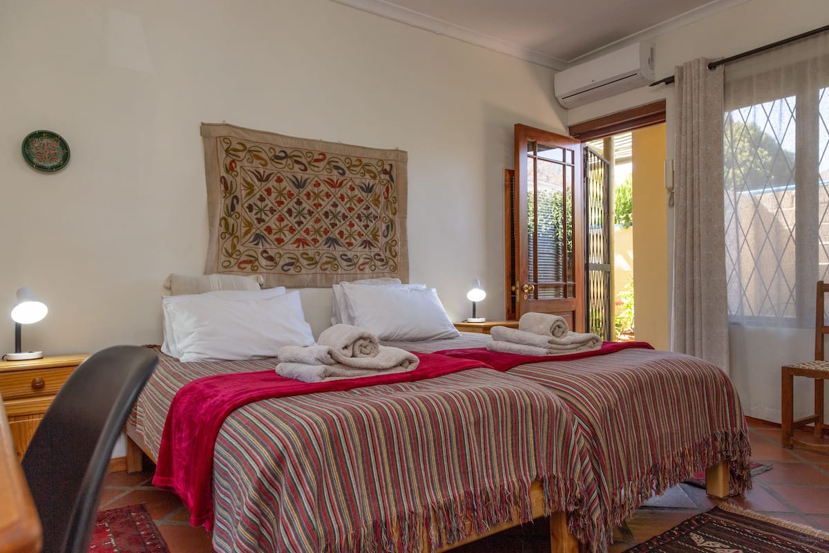 Room with  Private Entrance Ground Floor  | 8 多间卧室、高档床上用品、泰普尔床垫、迷你吧