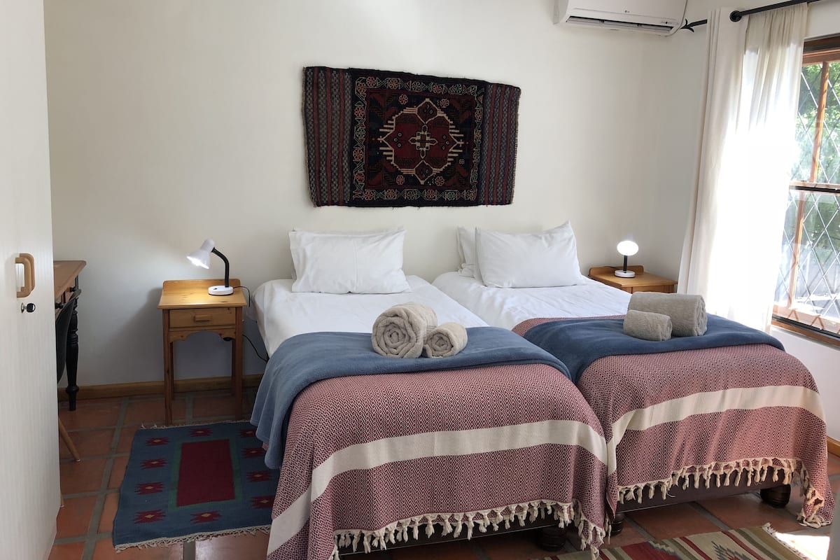 Twin Room First Floor | 8 多间卧室、高档床上用品、泰普尔床垫、迷你吧
