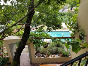 Queen Room First Floor  | Vista do quarto