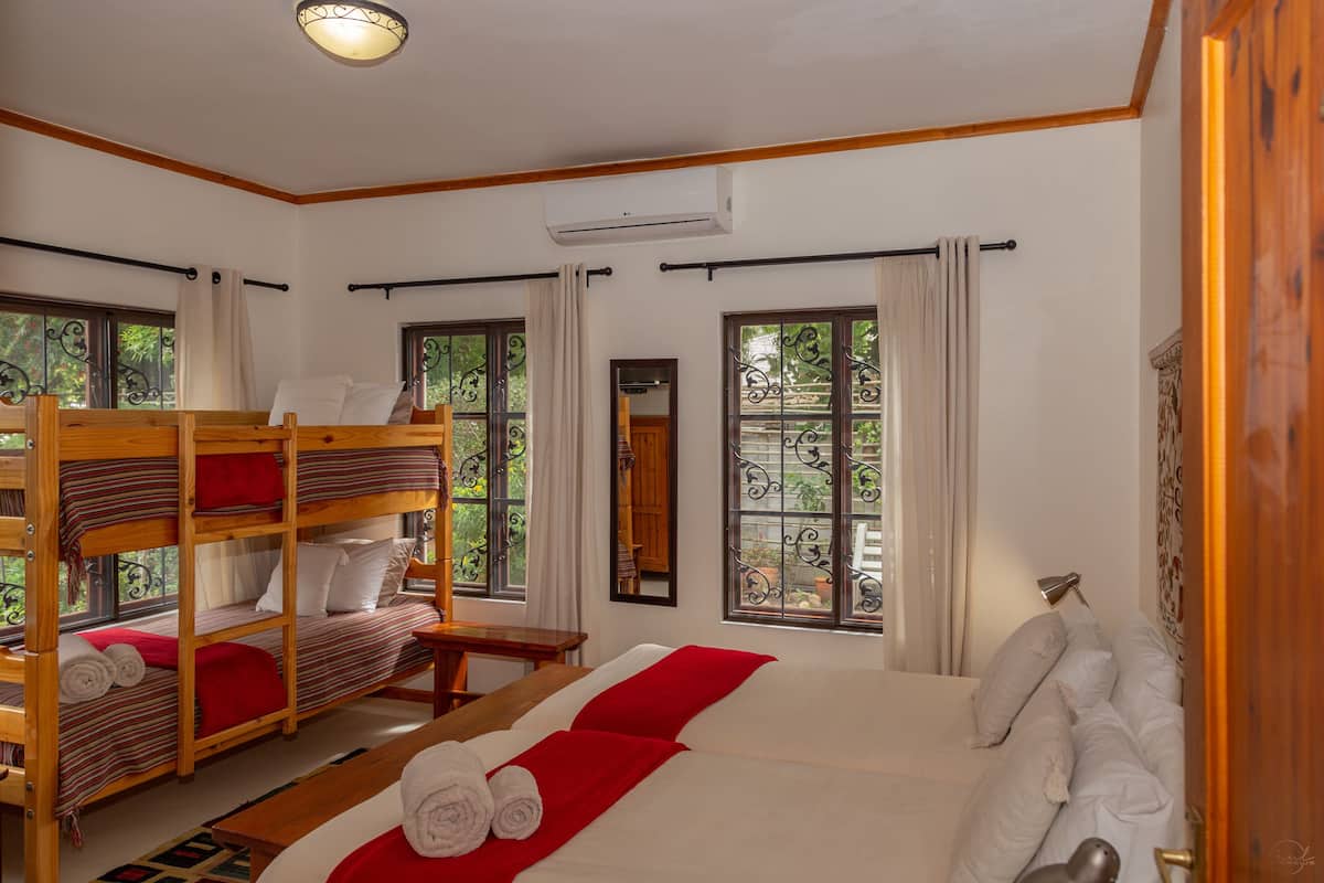 Quadruple Room Ground Floor  | 8 多间卧室、高档床上用品、泰普尔床垫、迷你吧