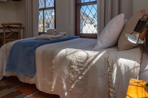 Triple Room First Floor  | 8 quartos, roupas de cama premium, camas Tempur-Pedic, frigobar
