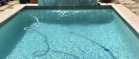 حمّام سباحة خارجي، مظلات على حمّام السباحة، مقاعد للتشمس