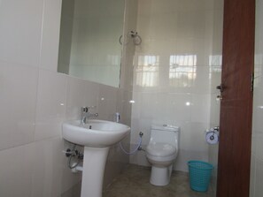 Banheira, produtos de toalete grátis, chinelos 