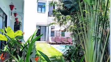 Quarto superior, vista para o jardim, no piso térreo | Vista para o jardim