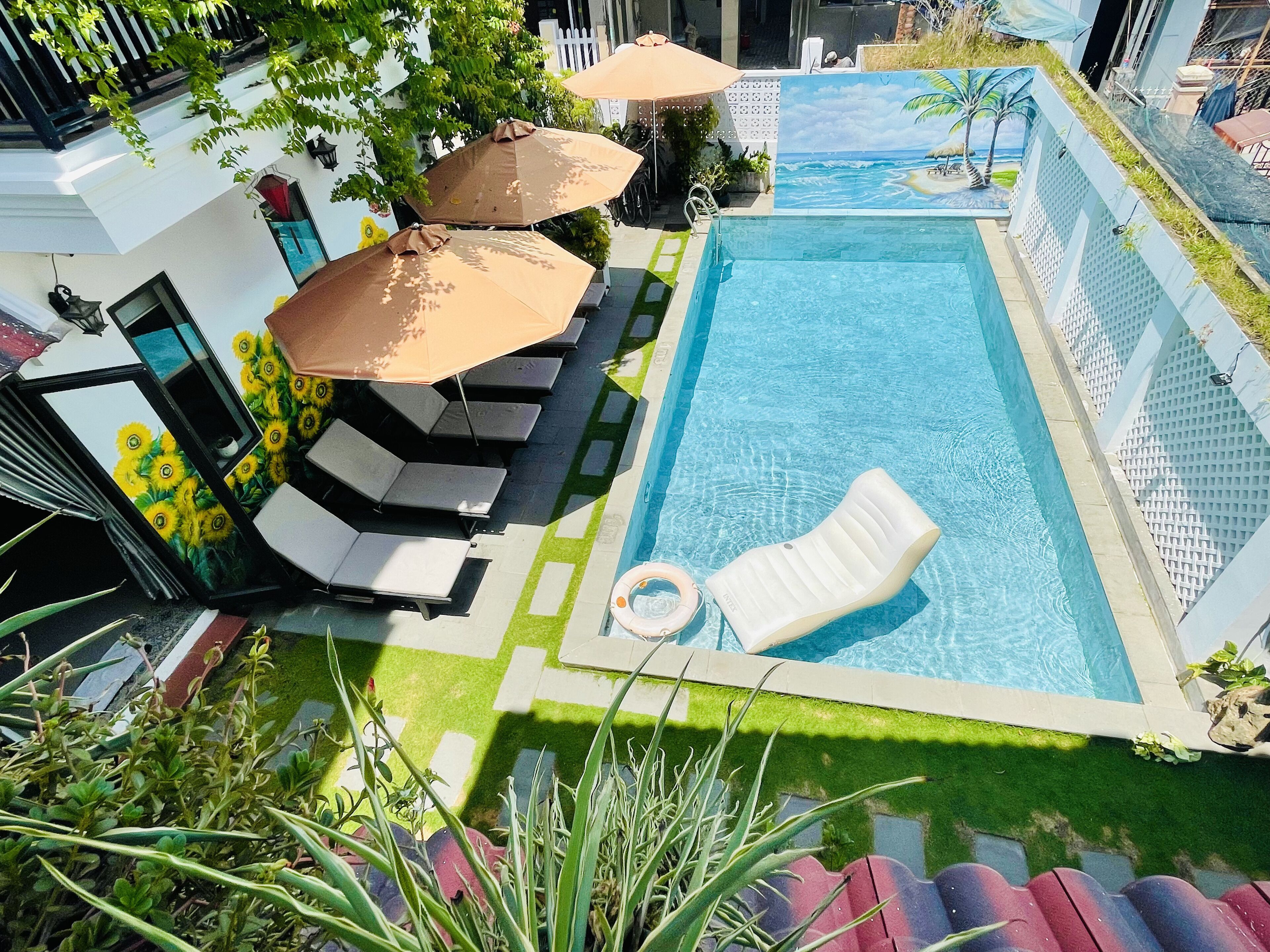 室外泳池；06:00 至 20:30 開放；泳池傘、躺椅