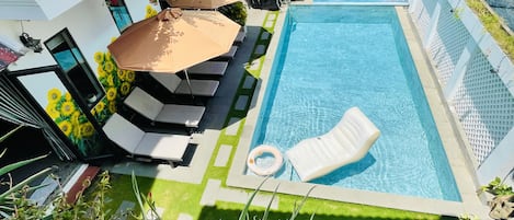 Una piscina al aire libre (de 06:00 a 20:30), sombrillas, tumbonas