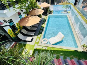 Udendørs pool, åben fra kl. 06.00 til kl. 20.30, parasoller, liggestole