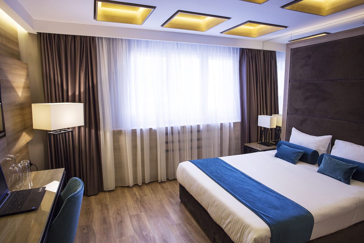 Junior suite | Luxe beddengoed, een minibar, een kluis op de kamer, geluiddichte muren
