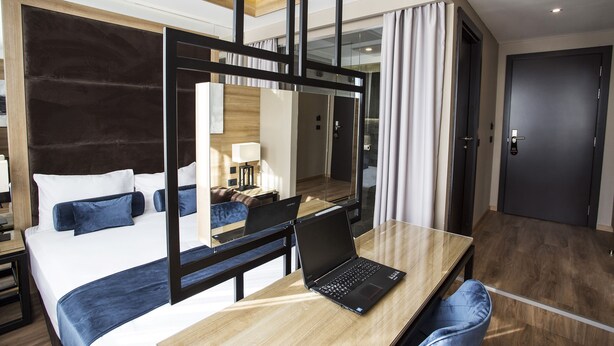 Suite – junior | Oppholdsområde | Flatskjerm-TV