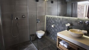Dusj, toalettartikler (inkludert), hårføner og håndklær