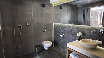 Shower, free toiletries, towels