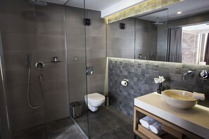 Douche, articles de toilette gratuits, serviettes fournies