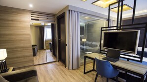 Suite – deluxe | Oppholdsområde | Flatskjerm-TV